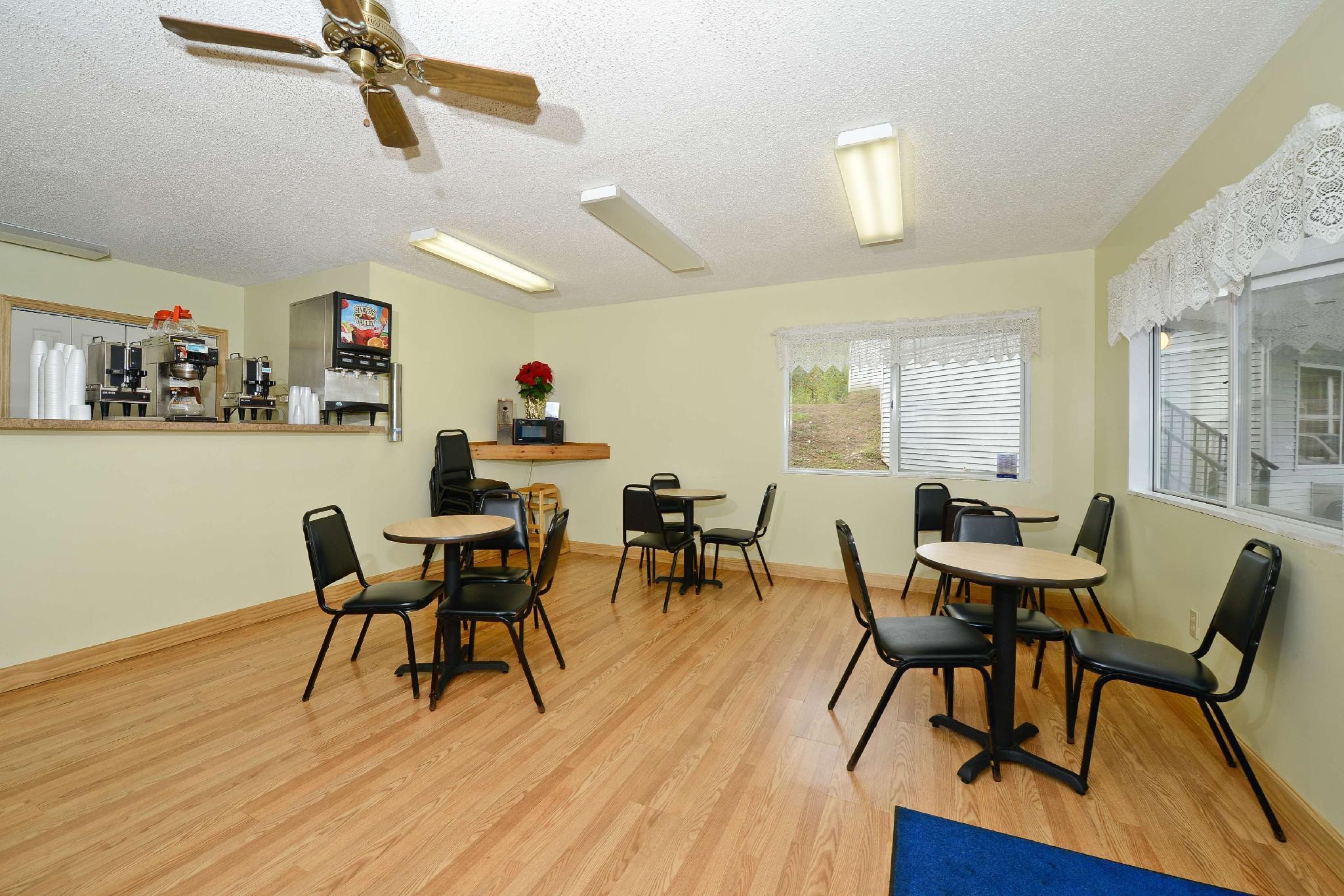 Americas Best Value Inn Saint Ignace Restoran gambar